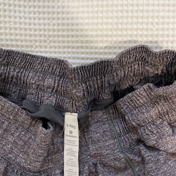 Lululemon Hotty-hot low-rise lined short 2.5” - Picture 3 of 3